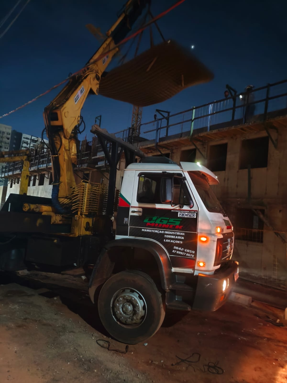 Caminhão munck DGS em içamento noturno — DGS Tornearia
