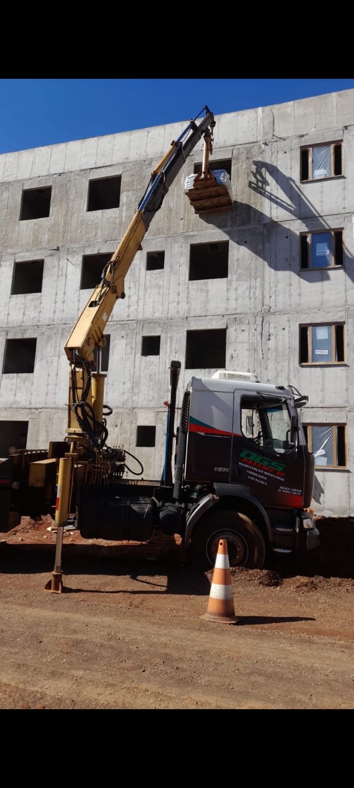 Munck içando cargas em obra — DGS Tornearia