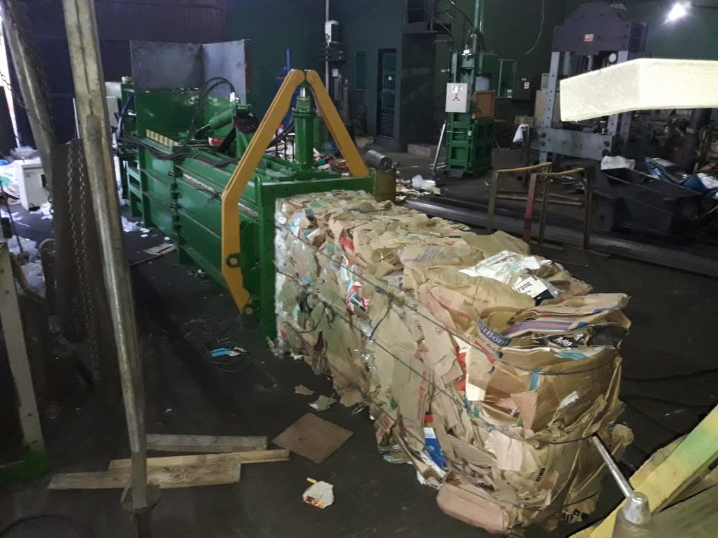 Fardos prensados em central de triagem — DGS Tornearia
